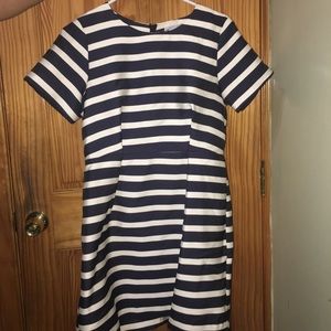 Short sleeved and pinched around the waist